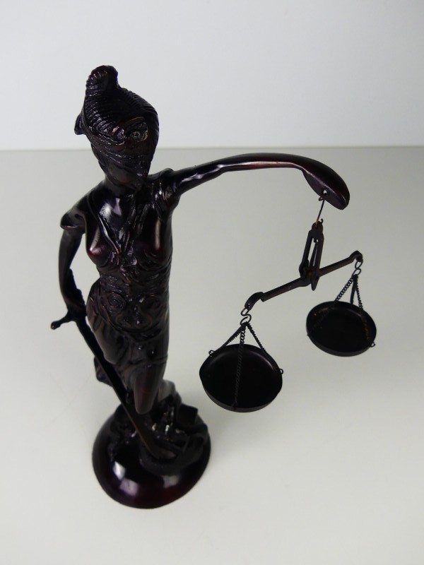 Beeldje van Vrouwe Justitia