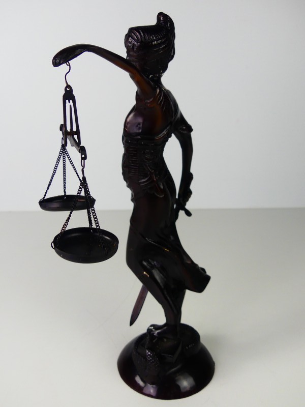 Beeldje van Vrouwe Justitia