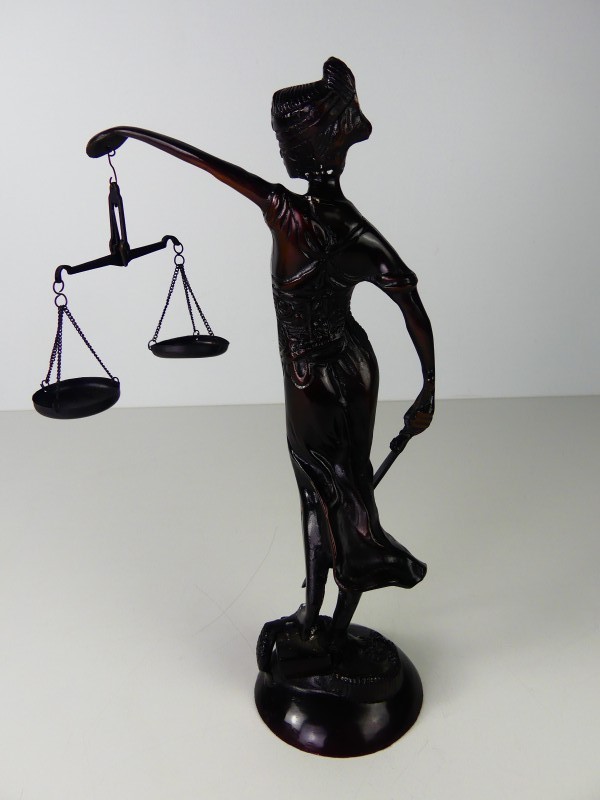 Beeldje van Vrouwe Justitia