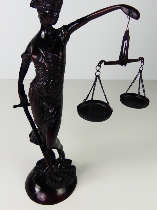 Beeldje van Vrouwe Justitia