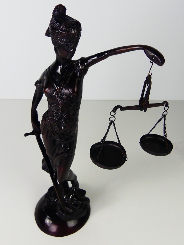 Beeldje van Vrouwe Justitia