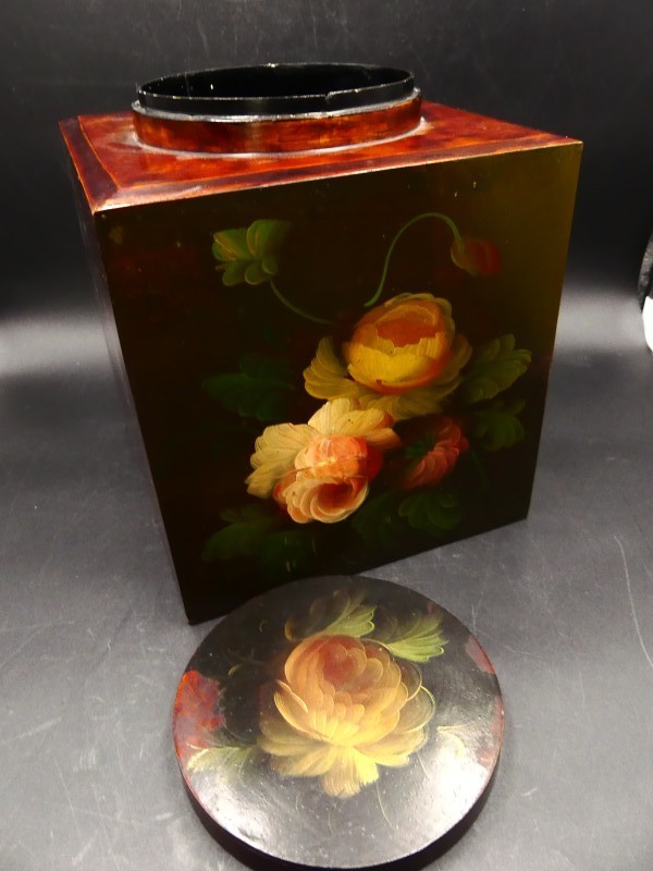 Vintage houten opbergdoos met geschilderde bloemen