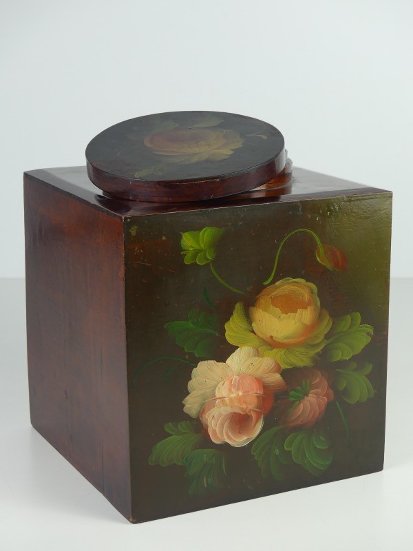 Vintage houten opbergdoos met geschilderde bloemen