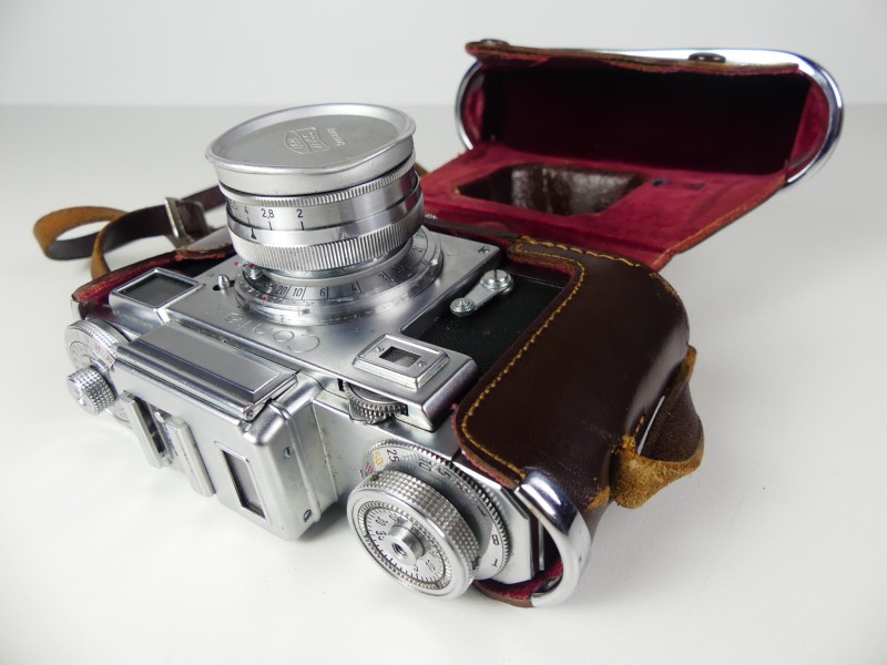 2 vintage camera's + motor winder in opbergtas