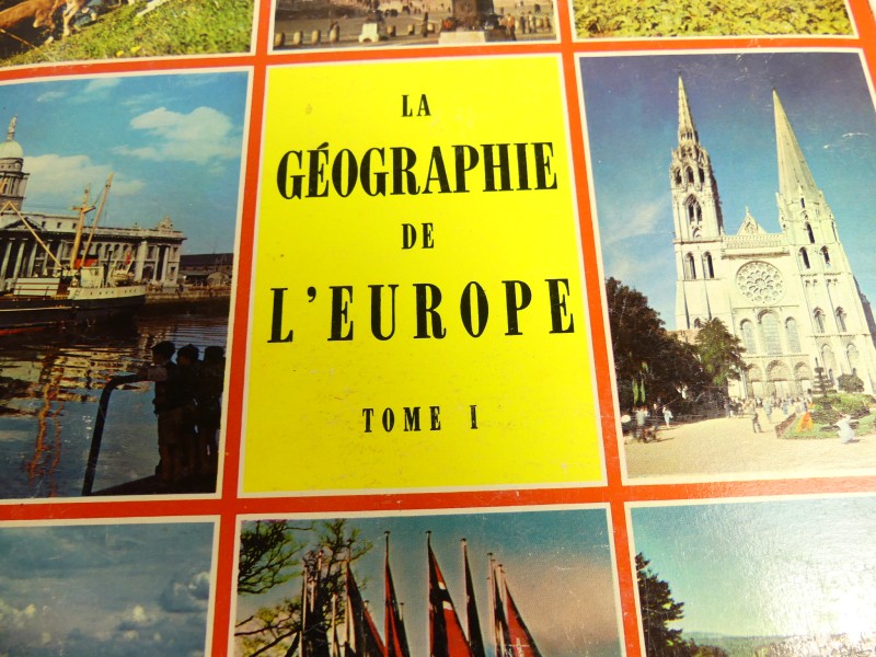 Lot Chromo's albums ''La Geographie de Belgique'' en ''La Geographie- de L'Europe''