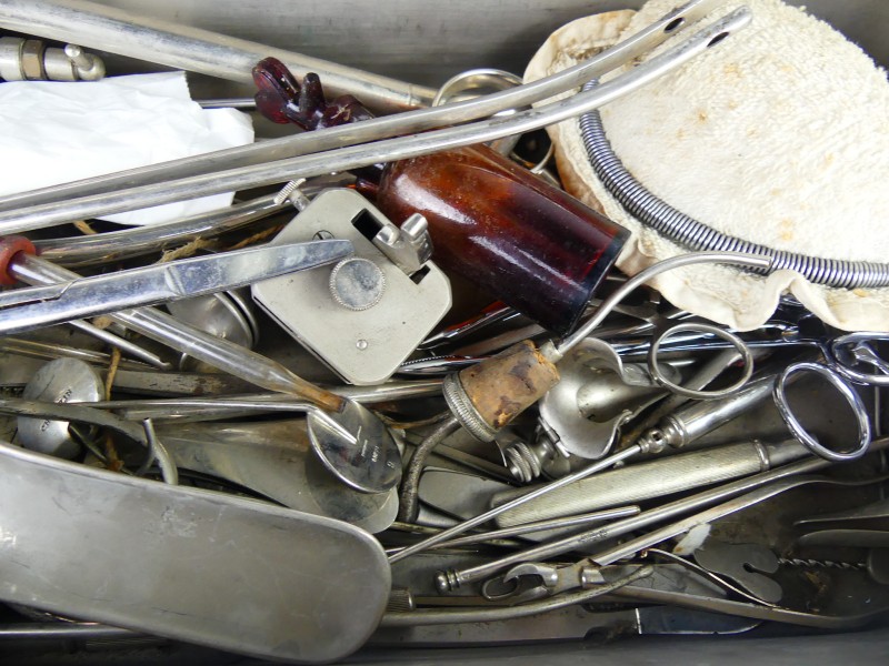 Lot roestvrijstalen chirurgische instrumenten op een stalen dienblad - decoratieve doeleinden