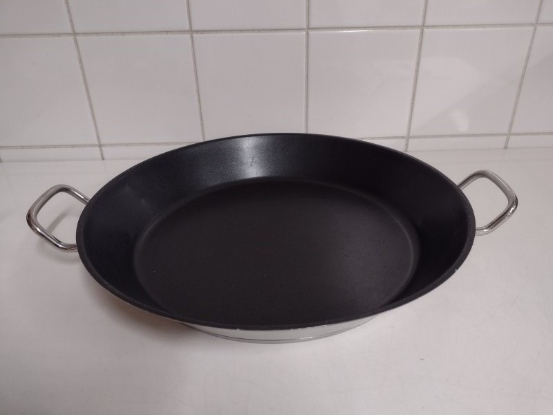 Paella pan