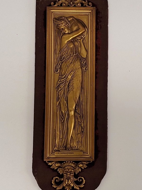 Koperen art nouveau plaquette van een vrouw die water draagt