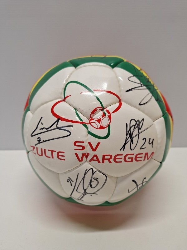 Gesigneerde voetbal van SV Zulte Waregem.