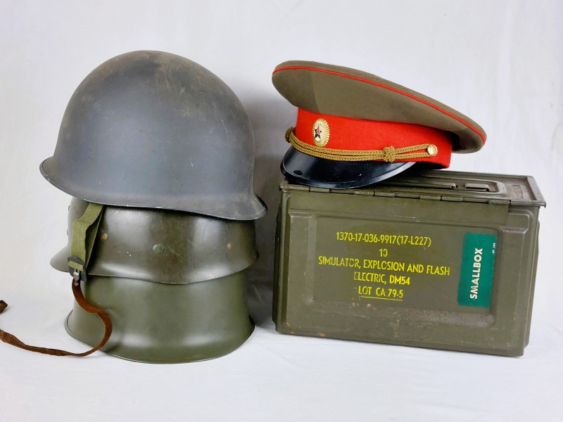 Lot militaria helmen en munitiekist