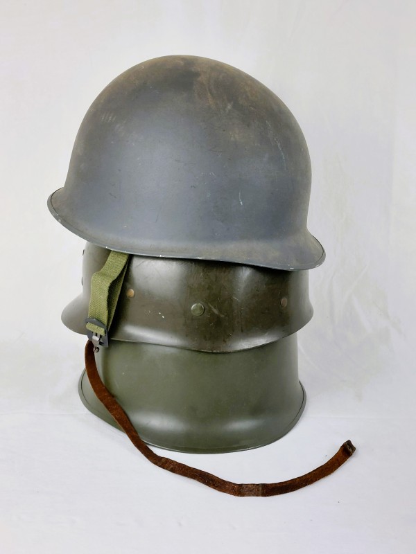 Lot militaria helmen en munitiekist