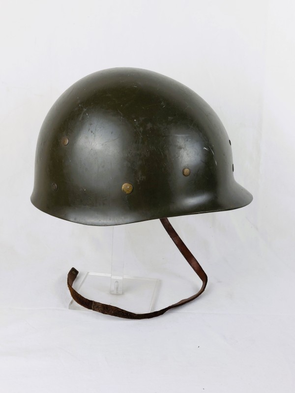 Lot militaria helmen en munitiekist