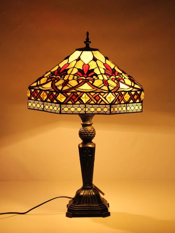 Glas-in-loodlamp in Tiffany-stijl