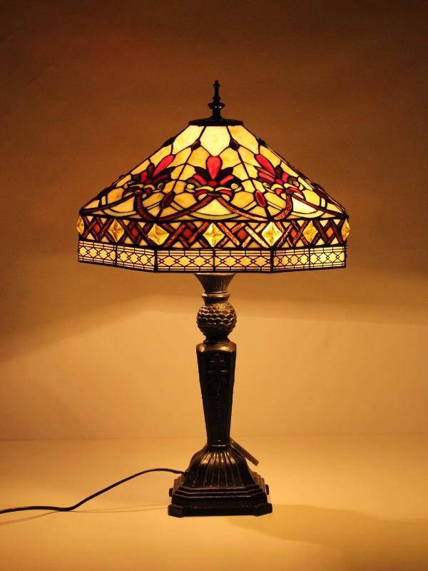 Glas-in-loodlamp in Tiffany-stijl