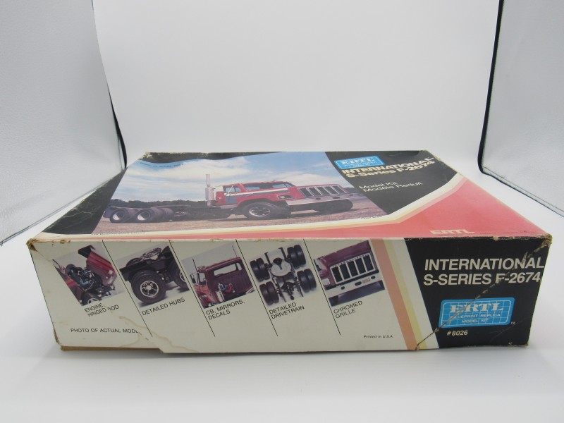 ERTL 1:25 INTERNATIONAL S-SERIES F2674 ( n°8026 )