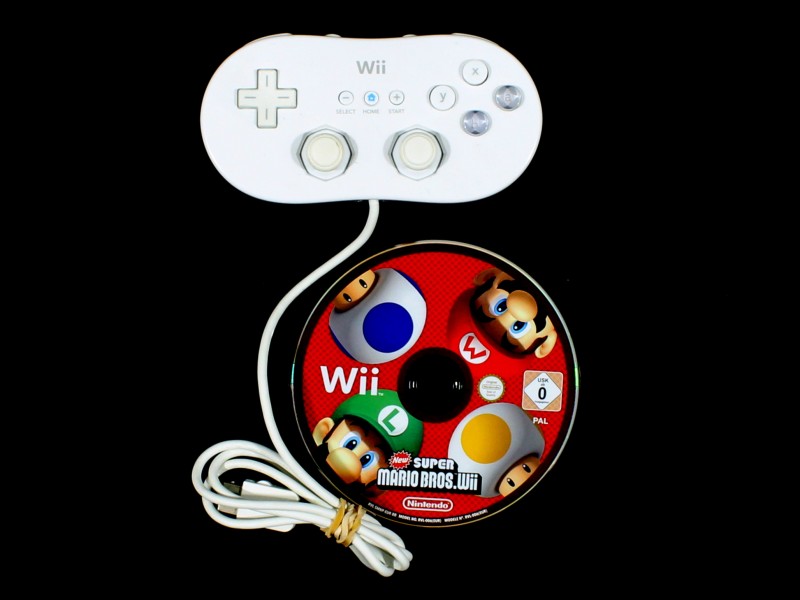 Nintendo Wii Pro Controller + Game [Super Mario Bros]