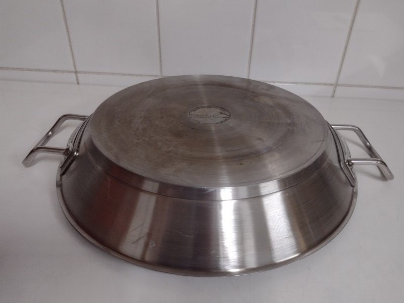 Paella pan