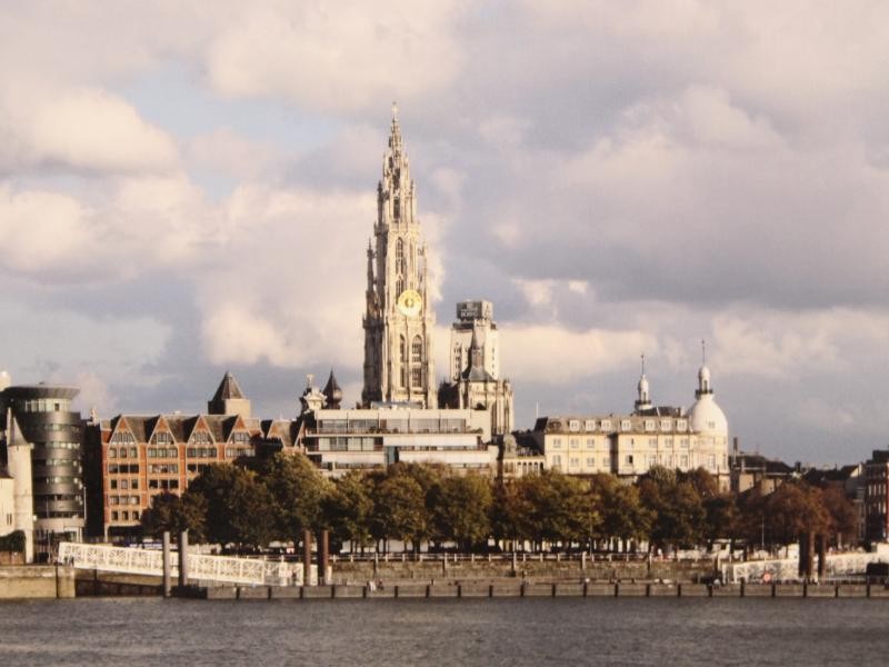 De knappe Antwerpse skyline - Gedrukte foto op canvas (3 m lang)