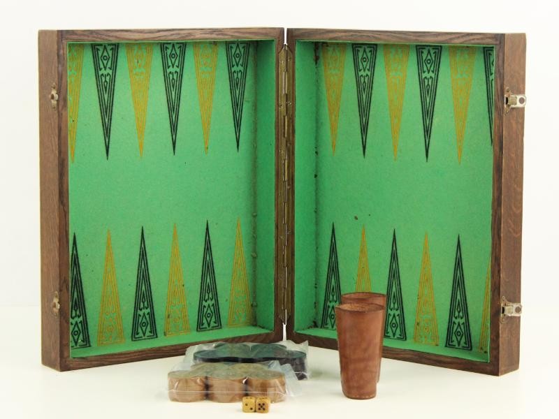 Houten koffer met een backgammon spel - 34 delige set