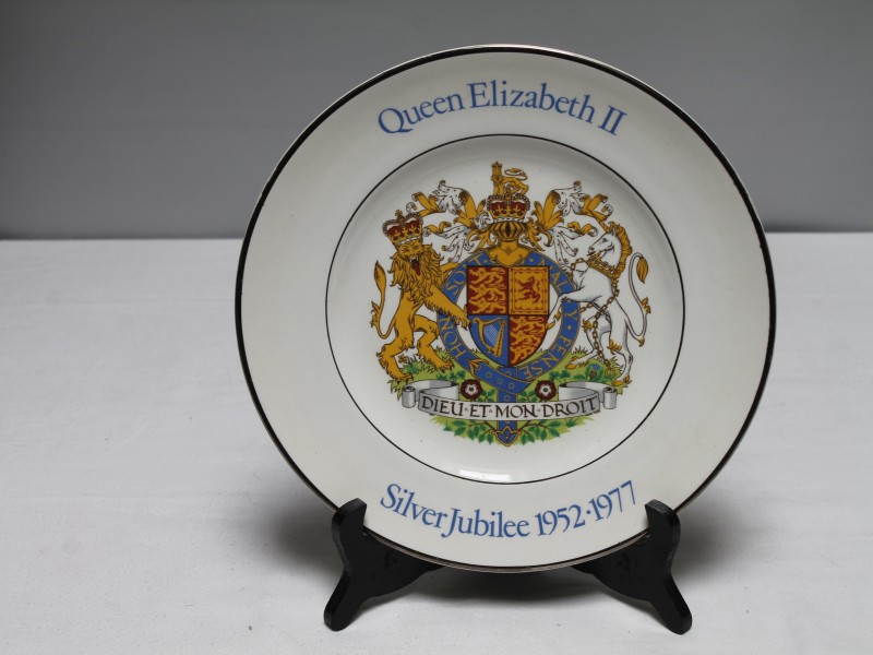 Vintage Jubilee Souvenir bord "Queen Elizabeth II" (Art. 1090)