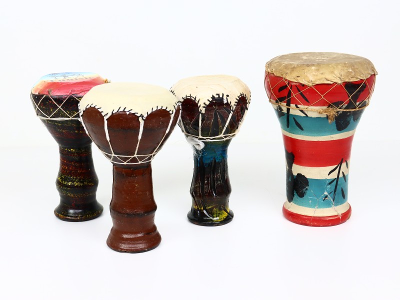 Set van vier keramieken djembe's