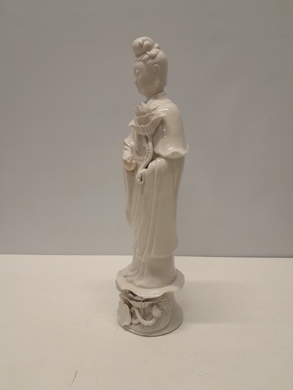 Een Guanyin van monochroom wit porselein