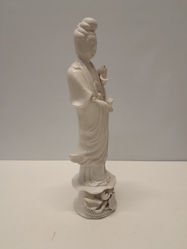 Een Guanyin van monochroom wit porselein