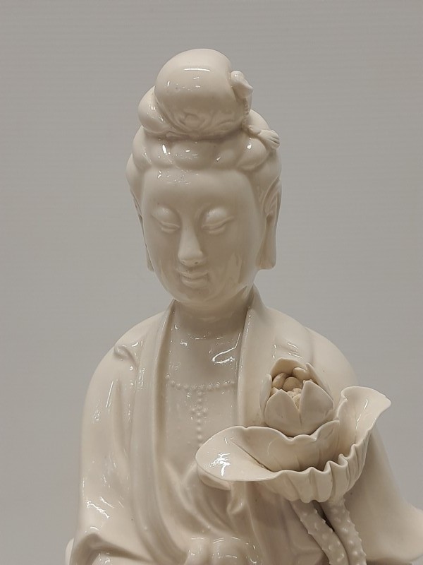 Een Guanyin van monochroom wit porselein