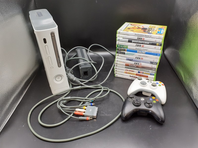 Xbox 360 + 2 controllers + 18 games