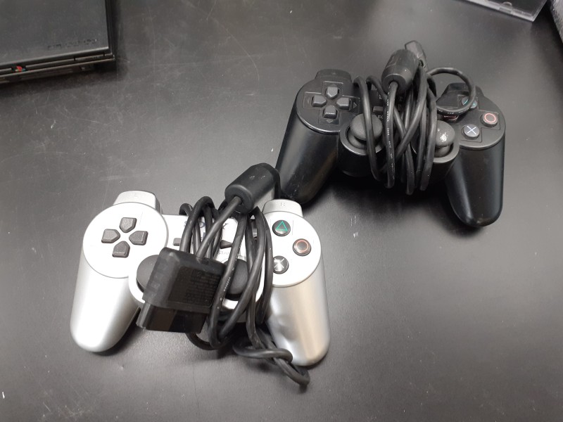 PlayStation 2 (compleet) + 2 controllers + 22 games