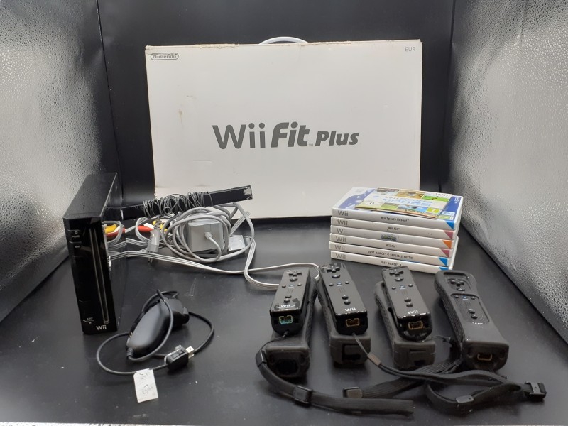 Nintendo Wii+ 4 controllers + 1 nunchuk + 6 games + Wii fit balance board