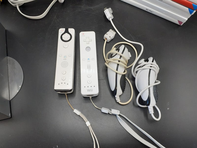 Nintendo Wii + 2 controllers + 2 nunchuks + 7 games