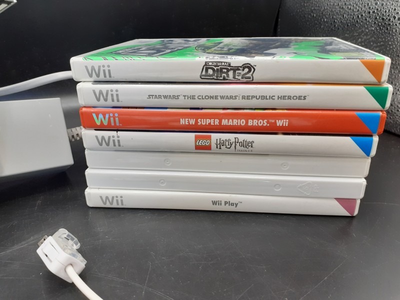 Nintendo Wii + 2 controllers + 2 nunchuks + 7 games