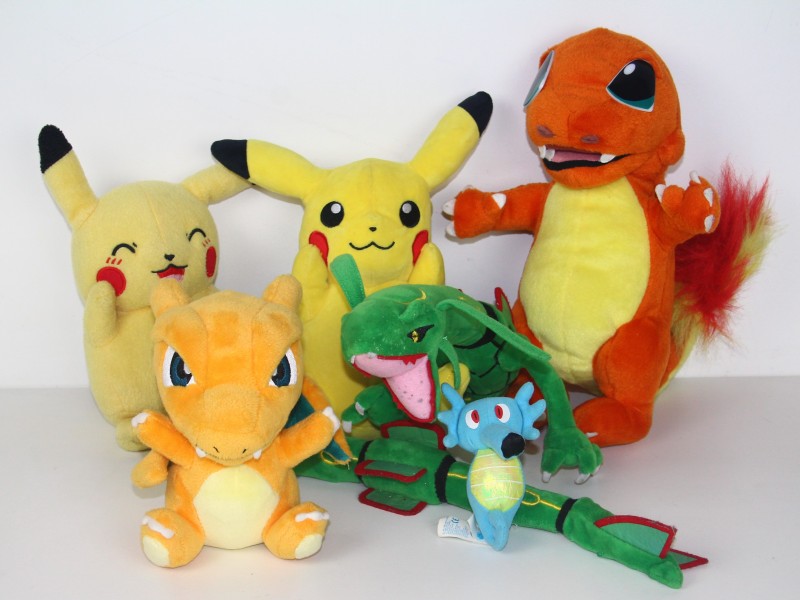 6 vintage en iets nieuwere pokémon knuffels