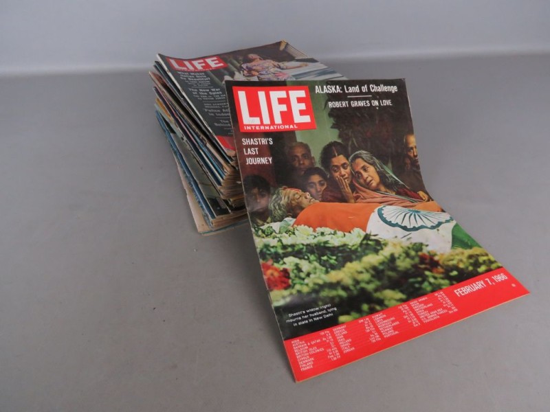 27 vintage magazines van Life International (Engels)