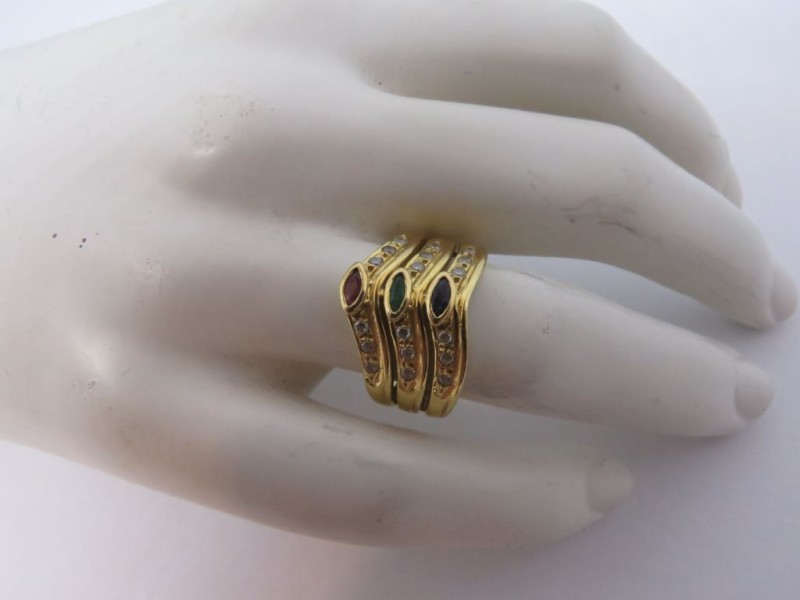 Gouden ring met 18 zirkonen en 3 edelstenen