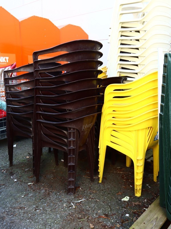 Zeer groot lot plastieken terrasstoelen