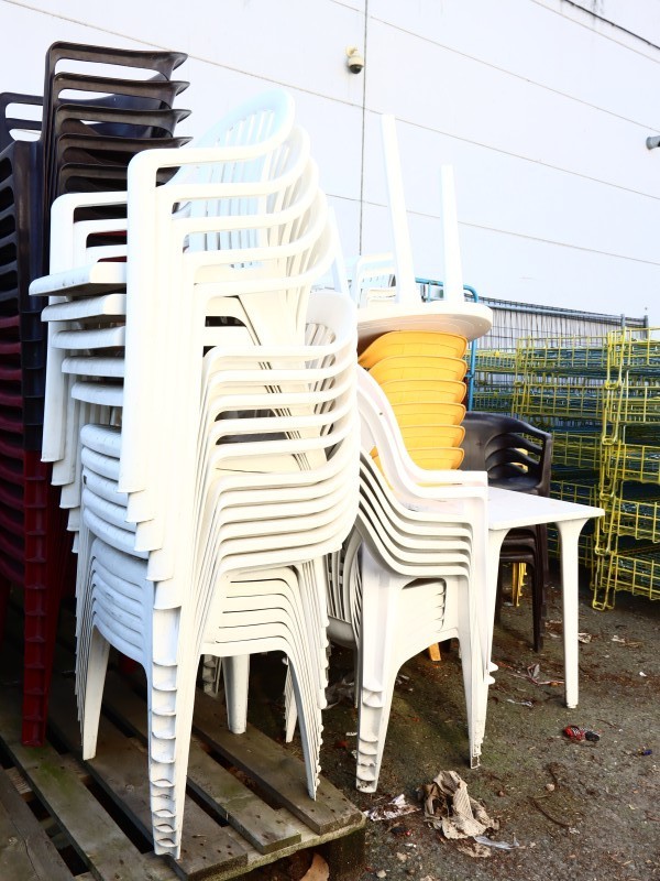 Zeer groot lot plastieken terrasstoelen