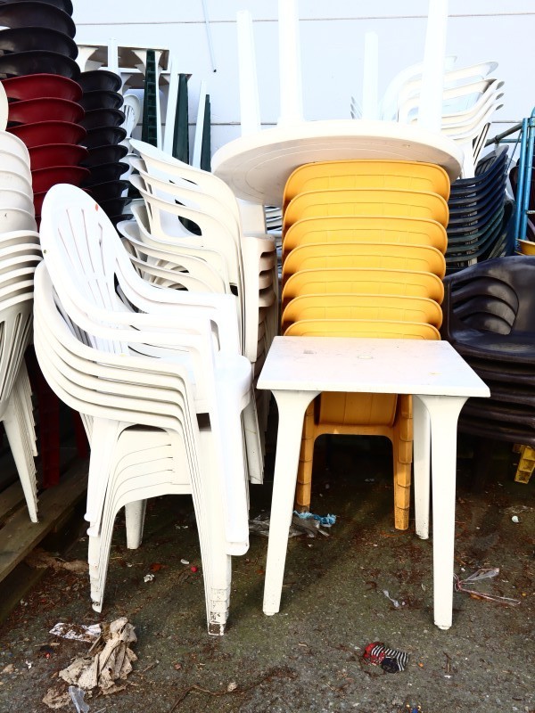 Zeer groot lot plastieken terrasstoelen