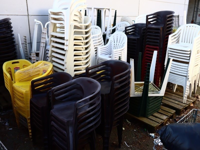 Zeer groot lot plastieken terrasstoelen