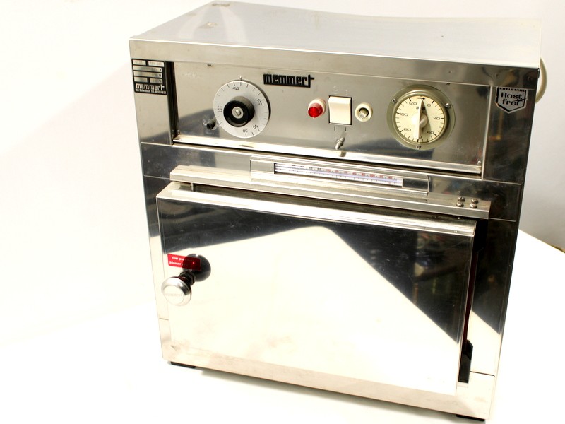 Memmert U25 Oven