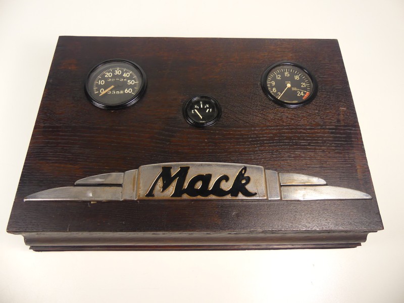 Memorabilia - houten paneel met klassieke Mack-truck onderdelen