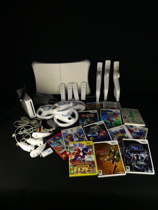 Supermega lot Wii console met accessoires en WiiFit Board + vele spelletjes