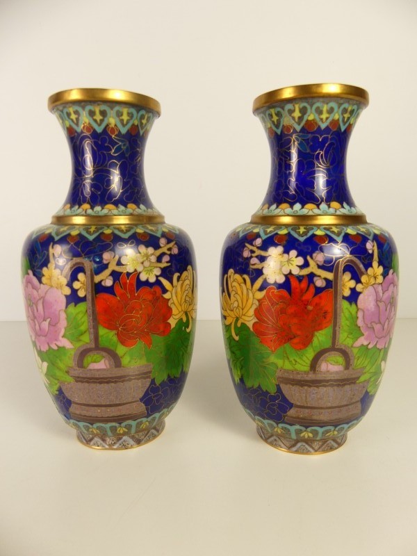 Twee cloisonné vaasjes