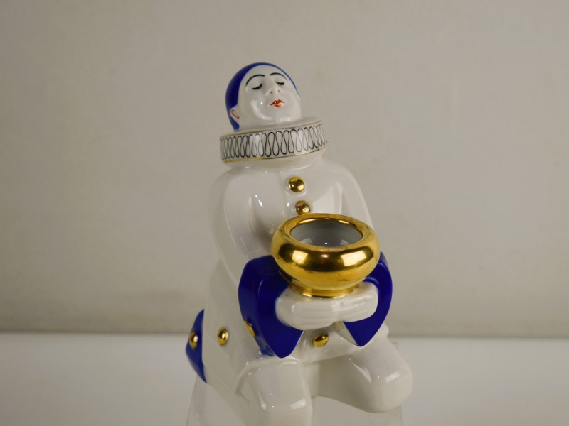 Frans Art Deco porseleinen pierrotbeeldje met goudaccenten, ca. 1930