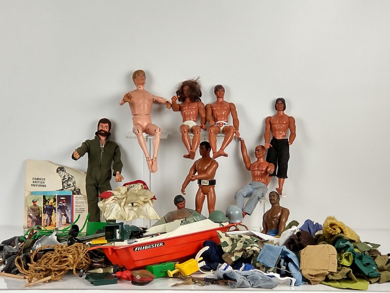 Grote verzameling vintage actiefiguren met boot, kleding en accessoires