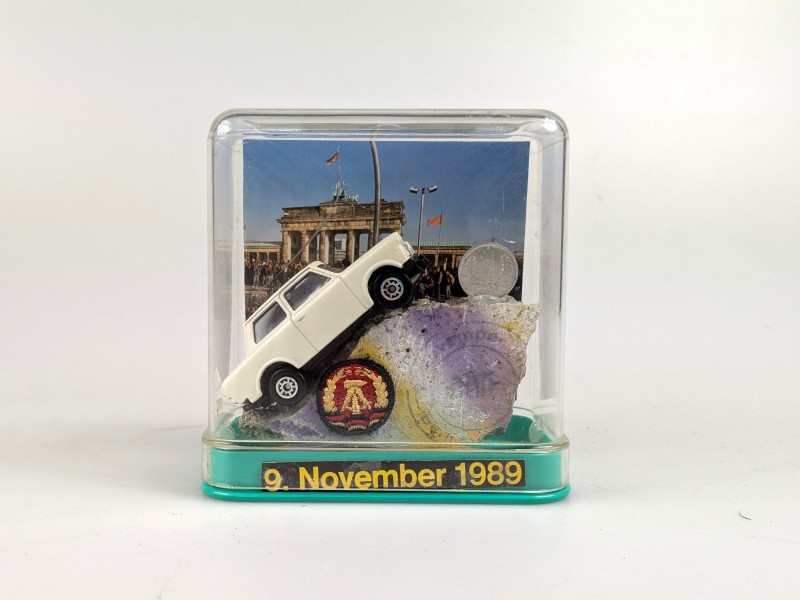 Stuk Berlijnse muur & schaalmodel Trabant auto