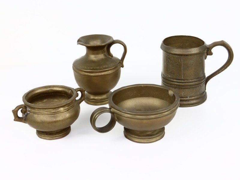 Set van vier bronzen keukenobjecten