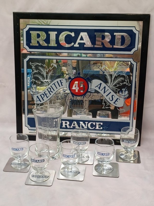 Kavel van Ricard met 6 glazen, onderleggers, een kan en spiegel