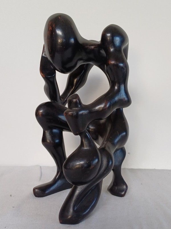 Abstracte houten sculptuur